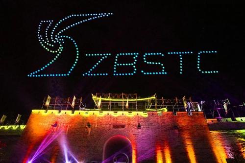 太震撼!灯光秀+300架无人机点亮崖州古城璀璨夜空